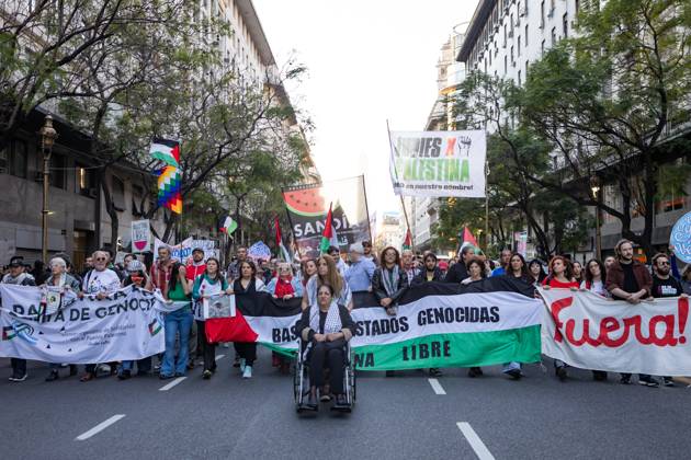 October 7, 2025, Buenos Aires, Buenos Aires, Argentina: Protesters during the march calling for a ceasefire on the second anniversary of the Hamas attack on Israel that ignited the war in Gaza. Buenos Aires Argentina - ZUMAp265 20251007_zip_p265_002 Copyright: xDelfinaxCorberaxPix