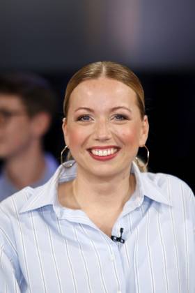 Zora Klipp, Gastronomin und Fernsehköchin, zu Gast in der Fernsehsendung NDR Talk Show in den NDR Studios, Hamburg, Deutschland Zora Klipp, restaurateur and TV chef, guest on the NDR Talk Show television programme at the NDR Studios, Hamburg, Germany Copyright: imageBROKER ChristopherxTamcke ibltam15302542