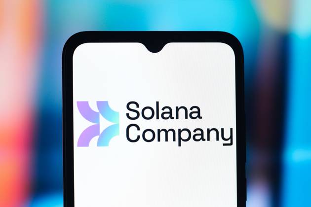 Digital Companies in Canada - 13 Oct 2025 In this photo illustration, the Solana Company logo is seen displayed on a smartphone screen. Canada Copyright: xThomasxFullerx xSOPAxImagesx TFSPI_13102025-1583
