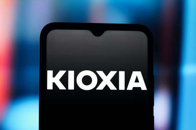 Digital Companies in Canada - 13 Oct 2025 In this photo illustration, the Kioxia logo is seen displayed on a smartphone screen. Canada Copyright: xThomasxFullerx xSOPAxImagesx TFSPI_13102025-1589