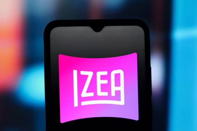 Digital Companies in Canada - 13 Oct 2025 In this photo illustration, the IZEA Worldwide logo is seen displayed on a smartphone screen. Canada Copyright: xThomasxFullerx xSOPAxImagesx TFSPI_13102025-1602