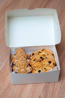 IMAGO Creative, Weihnachten, Food, Backen, Lebkuchen Lebkuchen und Biscotti, fein säuberlich verpackt in einer weißen Schachtel, perfekt für weihnachtliche Leckereien. Festive gingerbread cookies with biscotti slices arranged in a box, ideal for holiday gifting. (License=RF) Copyright: xZoonar.com AndriixAbryutinx 24056140