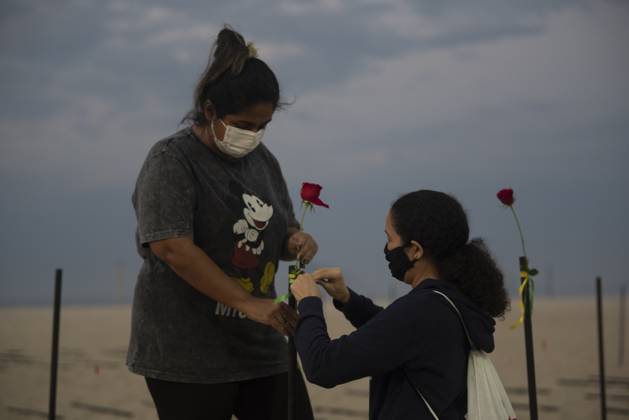 500 thousand deaths by Covid19 in Brazil RIO DE JANEIRO, BRAZIL - JUNE 20: Red roses planted during an event to pay homage to the over 500,000 registered Covid-19 victims and protest against the government s response to the pandemic organized by ONG Rio de Paz at Copacabana Beach on June 20, 2021 in Rio de Janeiro, Brazil. Brazil surpasses 500,000 deaths from coronaviruses, registered the sad mark of half a million deaths since the beginning of the health crisis. Rio de Janeiro Brazil. Editorial use only. Please get in touch for any other usage.  Copyright: x2025xAnadoluxFabioxTeixeirax