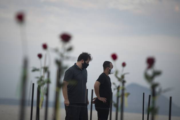 500 thousand deaths by Covid19 in Brazil RIO DE JANEIRO, BRAZIL - JUNE 20: Red roses planted during an event to pay homage to the over 500,000 registered Covid-19 victims and protest against the government s response to the pandemic organized by ONG Rio de Paz at Copacabana Beach on June 20, 2021 in Rio de Janeiro, Brazil. Brazil surpasses 500,000 deaths from coronaviruses, registered the sad mark of half a million deaths since the beginning of the health crisis. Rio de Janeiro Brazil. Editorial use only. Please get in touch for any other usage.  Copyright: x2025xAnadoluxFabioxTeixeirax