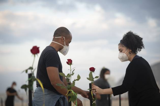 500 thousand deaths by Covid19 in Brazil RIO DE JANEIRO, BRAZIL - JUNE 20: Red roses planted during an event to pay homage to the over 500,000 registered Covid-19 victims and protest against the government s response to the pandemic organized by ONG Rio de Paz at Copacabana Beach on June 20, 2021 in Rio de Janeiro, Brazil. Brazil surpasses 500,000 deaths from coronaviruses, registered the sad mark of half a million deaths since the beginning of the health crisis. Rio de Janeiro Brazil. Editorial use only. Please get in touch for any other usage.  Copyright: x2025xAnadoluxFabioxTeixeirax