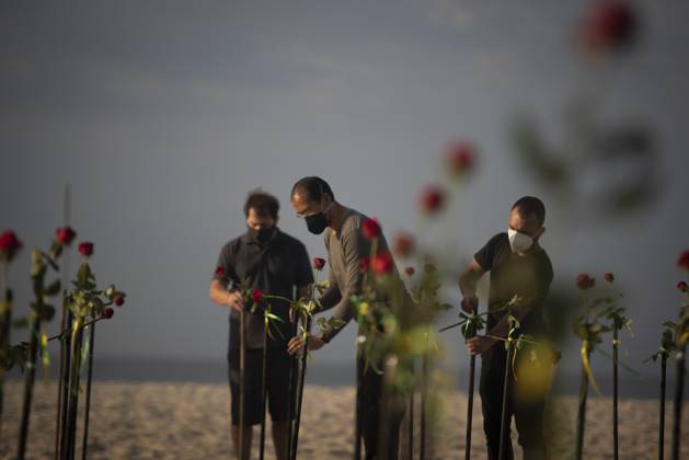 500 thousand deaths by Covid19 in Brazil RIO DE JANEIRO, BRAZIL - JUNE 20: Red roses planted during an event to pay homage to the over 500,000 registered Covid-19 victims and protest against the government s response to the pandemic organized by ONG Rio de Paz at Copacabana Beach on June 20, 2021 in Rio de Janeiro, Brazil. Brazil surpasses 500,000 deaths from coronaviruses, registered the sad mark of half a million deaths since the beginning of the health crisis. Rio de Janeiro Brazil. Editorial use only. Please get in touch for any other usage.  Copyright: x2025xAnadoluxFabioxTeixeirax