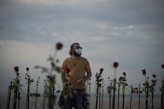 500 thousand deaths by Covid19 in Brazil RIO DE JANEIRO, BRAZIL - JUNE 20: Red roses planted during an event to pay homage to the over 500,000 registered Covid-19 victims and protest against the government s response to the pandemic organized by ONG Rio de Paz at Copacabana Beach on June 20, 2021 in Rio de Janeiro, Brazil. Brazil surpasses 500,000 deaths from coronaviruses, registered the sad mark of half a million deaths since the beginning of the health crisis. Rio de Janeiro Brazil. Editorial use only. Please get in touch for any other usage.  Copyright: x2025xAnadoluxFabioxTeixeirax
