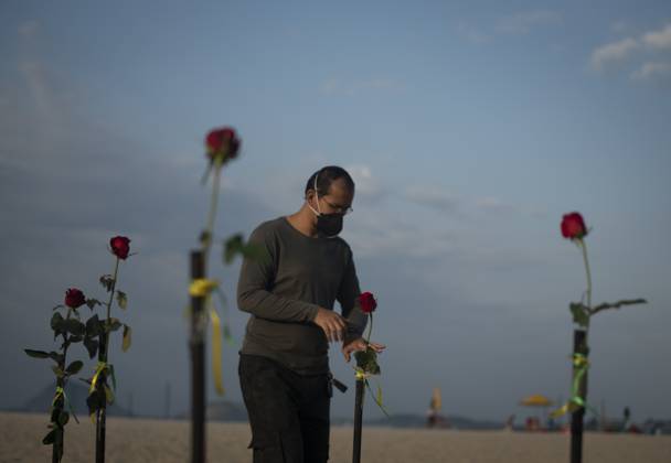 500 thousand deaths by Covid19 in Brazil RIO DE JANEIRO, BRAZIL - JUNE 20: Red roses planted during an event to pay homage to the over 500,000 registered Covid-19 victims and protest against the government s response to the pandemic organized by ONG Rio de Paz at Copacabana Beach on June 20, 2021 in Rio de Janeiro, Brazil. Brazil surpasses 500,000 deaths from coronaviruses, registered the sad mark of half a million deaths since the beginning of the health crisis. Rio de Janeiro Brazil. Editorial use only. Please get in touch for any other usage.  Copyright: x2025xAnadoluxFabioxTeixeirax