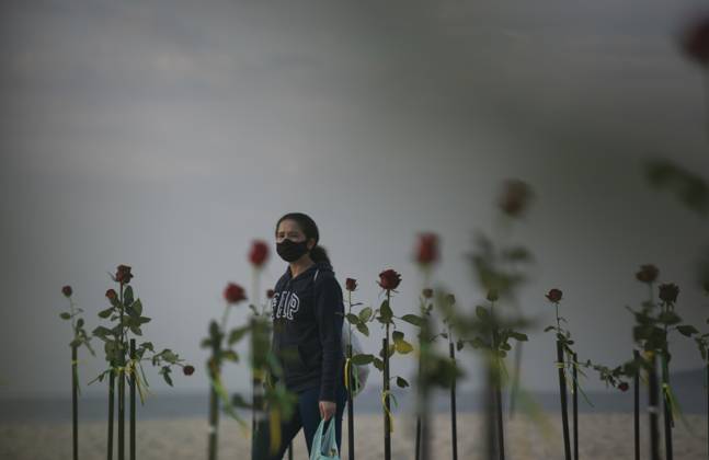 500 thousand deaths by Covid19 in Brazil RIO DE JANEIRO, BRAZIL - JUNE 20: Red roses planted during an event to pay homage to the over 500,000 registered Covid-19 victims and protest against the government s response to the pandemic organized by ONG Rio de Paz at Copacabana Beach on June 20, 2021 in Rio de Janeiro, Brazil. Brazil surpasses 500,000 deaths from coronaviruses, registered the sad mark of half a million deaths since the beginning of the health crisis. Rio de Janeiro Brazil. Editorial use only. Please get in touch for any other usage.  Copyright: x2025xAnadoluxFabioxTeixeirax