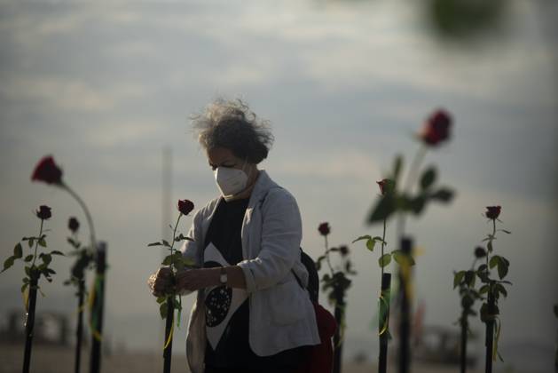 500 thousand deaths by Covid19 in Brazil RIO DE JANEIRO, BRAZIL - JUNE 20: Red roses planted during an event to pay homage to the over 500,000 registered Covid-19 victims and protest against the government s response to the pandemic organized by ONG Rio de Paz at Copacabana Beach on June 20, 2021 in Rio de Janeiro, Brazil. Brazil surpasses 500,000 deaths from coronaviruses, registered the sad mark of half a million deaths since the beginning of the health crisis. Rio de Janeiro Brazil. Editorial use only. Please get in touch for any other usage.  Copyright: x2025xAnadoluxFabioxTeixeirax