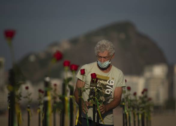 500 thousand deaths by Covid19 in Brazil RIO DE JANEIRO, BRAZIL - JUNE 20: Red roses planted during an event to pay homage to the over 500,000 registered Covid-19 victims and protest against the government s response to the pandemic organized by ONG Rio de Paz at Copacabana Beach on June 20, 2021 in Rio de Janeiro, Brazil. Brazil surpasses 500,000 deaths from coronaviruses, registered the sad mark of half a million deaths since the beginning of the health crisis. Rio de Janeiro Brazil. Editorial use only. Please get in touch for any other usage.  Copyright: x2025xAnadoluxFabioxTeixeirax