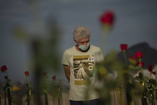500 thousand deaths by Covid19 in Brazil RIO DE JANEIRO, BRAZIL - JUNE 20: Red roses planted during an event to pay homage to the over 500,000 registered Covid-19 victims and protest against the government s response to the pandemic organized by ONG Rio de Paz at Copacabana Beach on June 20, 2021 in Rio de Janeiro, Brazil. Brazil surpasses 500,000 deaths from coronaviruses, registered the sad mark of half a million deaths since the beginning of the health crisis. Rio de Janeiro Brazil. Editorial use only. Please get in touch for any other usage.  Copyright: x2025xAnadoluxFabioxTeixeirax