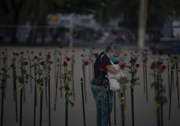500 thousand deaths by Covid19 in Brazil RIO DE JANEIRO, BRAZIL - JUNE 20: Red roses planted during an event to pay homage to the over 500,000 registered Covid-19 victims and protest against the government s response to the pandemic organized by ONG Rio de Paz at Copacabana Beach on June 20, 2021 in Rio de Janeiro, Brazil. Brazil surpasses 500,000 deaths from coronaviruses, registered the sad mark of half a million deaths since the beginning of the health crisis. Rio de Janeiro Brazil. Editorial use only. Please get in touch for any other usage.  Copyright: x2025xAnadoluxFabioxTeixeirax