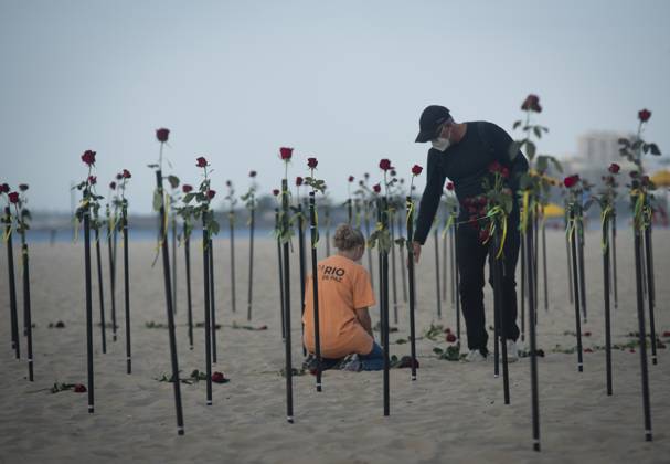 500 thousand deaths by Covid19 in Brazil RIO DE JANEIRO, BRAZIL - JUNE 20: Red roses planted during an event to pay homage to the over 500,000 registered Covid-19 victims and protest against the government s response to the pandemic organized by ONG Rio de Paz at Copacabana Beach on June 20, 2021 in Rio de Janeiro, Brazil. Brazil surpasses 500,000 deaths from coronaviruses, registered the sad mark of half a million deaths since the beginning of the health crisis. Rio de Janeiro Brazil. Editorial use only. Please get in touch for any other usage.  Copyright: x2025xAnadoluxFabioxTeixeirax