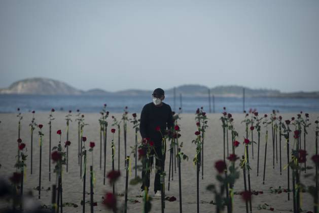 500 thousand deaths by Covid19 in Brazil RIO DE JANEIRO, BRAZIL - JUNE 20: Red roses planted during an event to pay homage to the over 500,000 registered Covid-19 victims and protest against the government s response to the pandemic organized by ONG Rio de Paz at Copacabana Beach on June 20, 2021 in Rio de Janeiro, Brazil. Brazil surpasses 500,000 deaths from coronaviruses, registered the sad mark of half a million deaths since the beginning of the health crisis. Rio de Janeiro Brazil. Editorial use only. Please get in touch for any other usage.  Copyright: x2025xAnadoluxFabioxTeixeirax