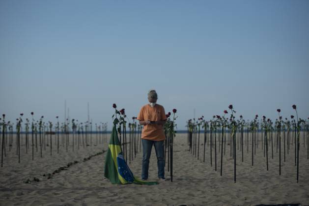 500 thousand deaths by Covid19 in Brazil RIO DE JANEIRO, BRAZIL - JUNE 20: Red roses planted during an event to pay homage to the over 500,000 registered Covid-19 victims and protest against the government s response to the pandemic organized by ONG Rio de Paz at Copacabana Beach on June 20, 2021 in Rio de Janeiro, Brazil. Brazil surpasses 500,000 deaths from coronaviruses, registered the sad mark of half a million deaths since the beginning of the health crisis. Rio de Janeiro Brazil. Editorial use only. Please get in touch for any other usage.  Copyright: x2025xAnadoluxFabioxTeixeirax
