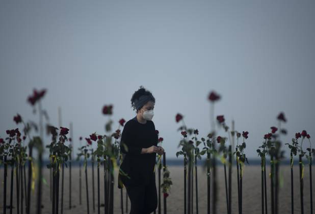 500 thousand deaths by Covid19 in Brazil RIO DE JANEIRO, BRAZIL - JUNE 20: Red roses planted during an event to pay homage to the over 500,000 registered Covid-19 victims and protest against the government s response to the pandemic organized by ONG Rio de Paz at Copacabana Beach on June 20, 2021 in Rio de Janeiro, Brazil. Brazil surpasses 500,000 deaths from coronaviruses, registered the sad mark of half a million deaths since the beginning of the health crisis. Rio de Janeiro Brazil. Editorial use only. Please get in touch for any other usage.  Copyright: x2025xAnadoluxFabioxTeixeirax