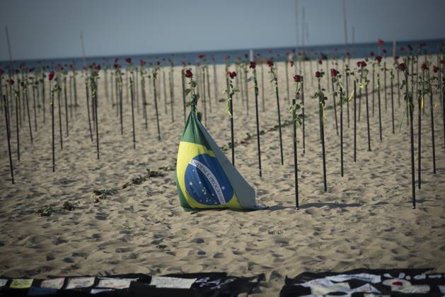 500 thousand deaths by Covid19 in Brazil RIO DE JANEIRO, BRAZIL - JUNE 20: Red roses planted during an event to pay homage to the over 500,000 registered Covid-19 victims and protest against the government s response to the pandemic organized by ONG Rio de Paz at Copacabana Beach on June 20, 2021 in Rio de Janeiro, Brazil. Brazil surpasses 500,000 deaths from coronaviruses, registered the sad mark of half a million deaths since the beginning of the health crisis. Rio de Janeiro Brazil. Editorial use only. Please get in touch for any other usage.  Copyright: x2025xAnadoluxFabioxTeixeirax