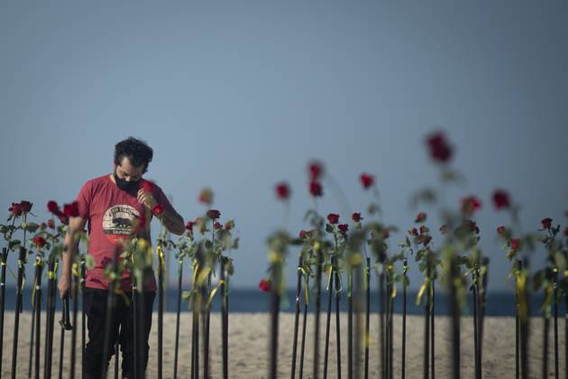 500 thousand deaths by Covid19 in Brazil RIO DE JANEIRO, BRAZIL - JUNE 20: Red roses planted during an event to pay homage to the over 500,000 registered Covid-19 victims and protest against the government s response to the pandemic organized by ONG Rio de Paz at Copacabana Beach on June 20, 2021 in Rio de Janeiro, Brazil. Brazil surpasses 500,000 deaths from coronaviruses, registered the sad mark of half a million deaths since the beginning of the health crisis. Rio de Janeiro Brazil. Editorial use only. Please get in touch for any other usage.  Copyright: x2025xAnadoluxFabioxTeixeirax