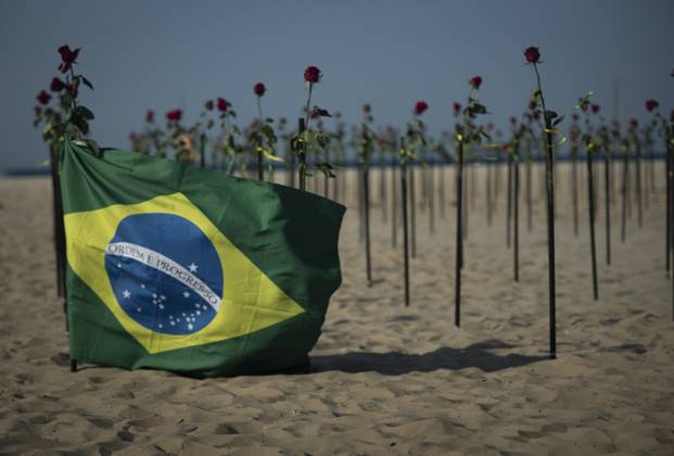 500 thousand deaths by Covid19 in Brazil RIO DE JANEIRO, BRAZIL - JUNE 20: Red roses planted during an event to pay homage to the over 500,000 registered Covid-19 victims and protest against the government s response to the pandemic organized by ONG Rio de Paz at Copacabana Beach on June 20, 2021 in Rio de Janeiro, Brazil. Brazil surpasses 500,000 deaths from coronaviruses, registered the sad mark of half a million deaths since the beginning of the health crisis. Rio de Janeiro Brazil. Editorial use only. Please get in touch for any other usage.  Copyright: x2025xAnadoluxFabioxTeixeirax