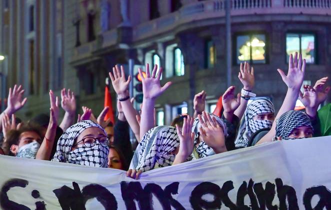 October 15, 2025, Madrid, Madrid, SPAIN: Protesters take part in a march in support of Palestine during the general strike on October 15 (15O) in Madrid, Spain. Thousands gathered to demand an end to the offensive in Gaza and to show solidarity with the Palestinian people. At the end of the demonstration, clashes broke out between a small group of protesters and Spainâ€⠢s National Police. Madrid SPAIN - ZUMAz108 20251015_znp_z108_147 Copyright: xRichardxZubelzux