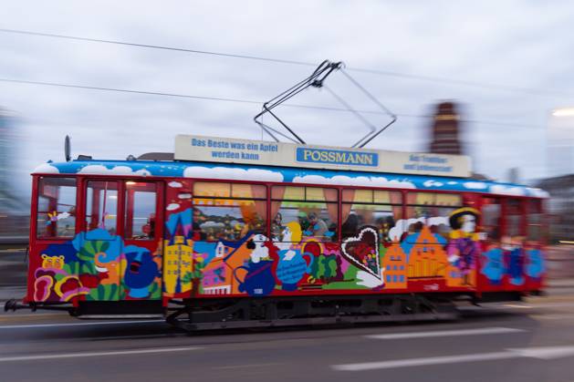 October 17, 2025, Frankfurt, Hesse, Germany: A tourist tram crosses a bridge over the Main River in downtown Frankfurt, Germany. Frankfurt Germany - ZUMAb332 20251017_zip_b332_011 Copyright: xMatiasxBasualdox