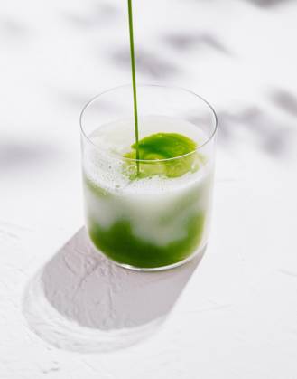 Barista gießt Matcha Latte in Glas auf weißem Hintergrund Barista gießt Matcha Latte in Glas auf weißem Hintergrund (License=RF) Copyright: xZoonar.com AntonxDobreax 23962937
