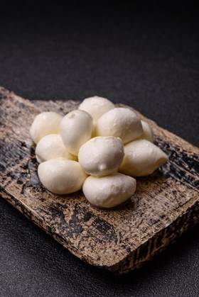 Mozzarella-Käsekugeln, frische weiße Mini-Scheiben für die mediterrane Küche. Mozzarella-Käse Mozzarella-Käsekugeln, frische weiße Mini-Scheiben für die mediterrane Küche. Mozzarella-Käse (License=RF) Copyright: xZoonar.com TetianaxChernykovax 23974153