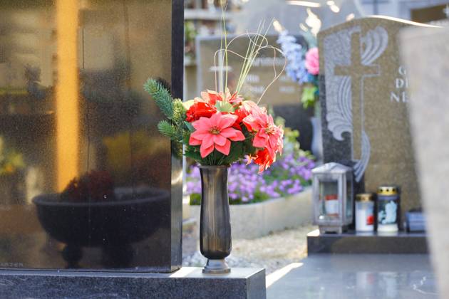 23 10 2025, Handenberg, AUT, On the road in Upper Austria, Theme picture, Symbol picture, Various theme pictures, in the picture cemetery, All Saints Day, All Souls Day, grave, grave, flower decoration, cross, crucifix, angel, angels, candles, grave light, gravestone, rest of the dead,