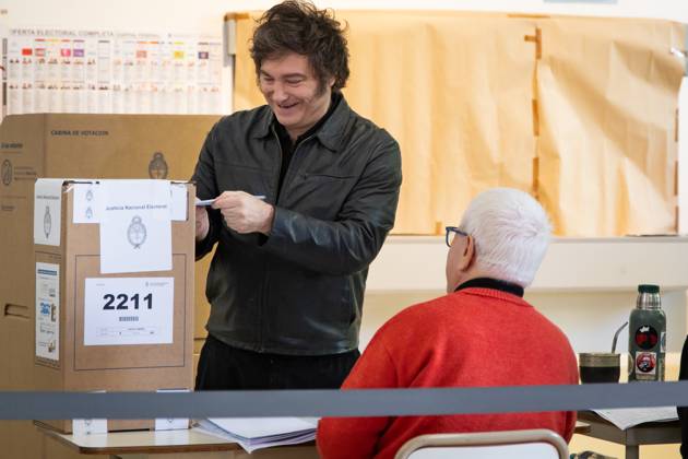 October 26, 2025, Buenos Aires, Buenos Aires, Argentina: President Javier Milei casts his vote at the Argentine Technological University during Argentinaâ€⠢s midterm elections, in which deputies and senators who will form part of the National Congress are being elected. Buenos Aires Argentina - ZUMAp265 20251026_zip_p265_001 Copyright: xDelfinaxCorberaxPix