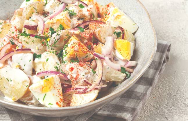 Kartoffel- und Eiersalat, rote Zwiebeln, mit Mayonnaise, hausgemacht, ohne Menschen, potato and egg salad, red onion, with mayonnaise, homemade, no people, (License=RF) Copyright: xZoonar.com GalinaxDidebashvilix 23610856