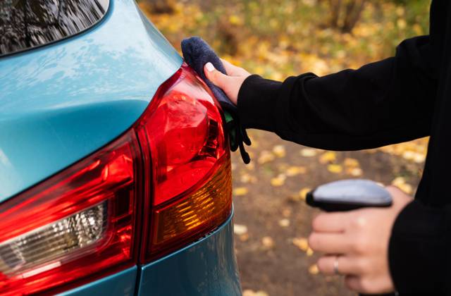 Closeup Bild, Bild junge Frau, Fahrer, trocken wischen ihr Auto mit Mikrofasertuch nach dem Waschen es, Reinigung Auto, Autoscheiben. Transport Selbstbedienung, Pflegekonzept. Lackschutz Closeup Bild, Bild junge Frau, Fahrer, trocken wischen ihr Auto mit Mikrofasertuch nach dem Waschen es, Reinigung Auto, Autoscheiben. Transport Selbstbedienung, Pflegekonzept. Lackschutz (License=RF) Copyright: xZoonar.com SvetlanaxVerbitskayax 24120437