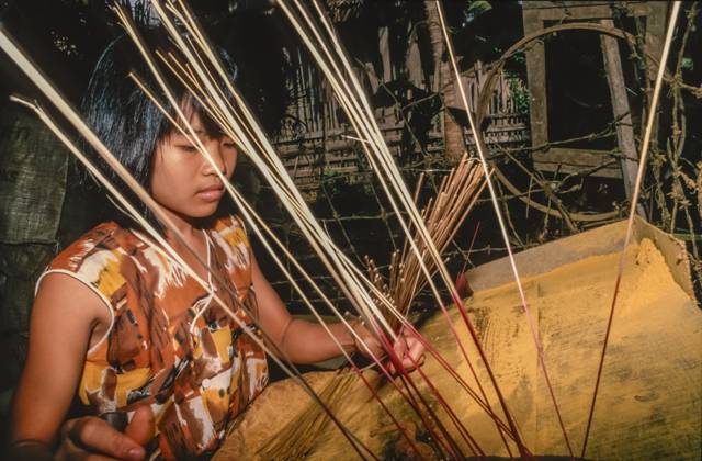 Historische Farbaufnahme eines Mädchens bei der Herstellung von Räucherstäbchen in Vietnam, Saigon, 04.Nov. 1992 Historische Farbaufnahme eines Mädchens bei der Herstellung von Räucherstäbchen in Vietnam, Saigon, 04.Nov. 1992 (License=RM) Copyright: xZoonar.com FrankxWagnerx 24137917
