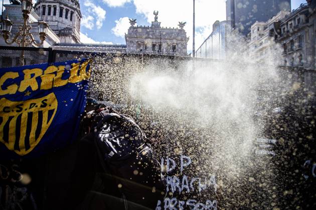 October 29, 2025, Buenos Aires, Buenos Aires, argentina: Police use pepper spray on a protester during a pensioners march Buenos Aires argentina - ZUMAr233 20251029_zip_r233_009 Copyright: xMatiasxRosinganax