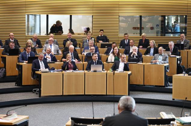 Special plenary session Thuringian state parliament 29 10 2025, Erfurt, Thuringian state parliament, plenary hall, special plenary session, 26 plenary session special plenary session, subject of negotiation are motions of the AfD Defending the rule of law, combating left-wing extremism in Thuringia, preventing left-wing terrorism, dissolving milita