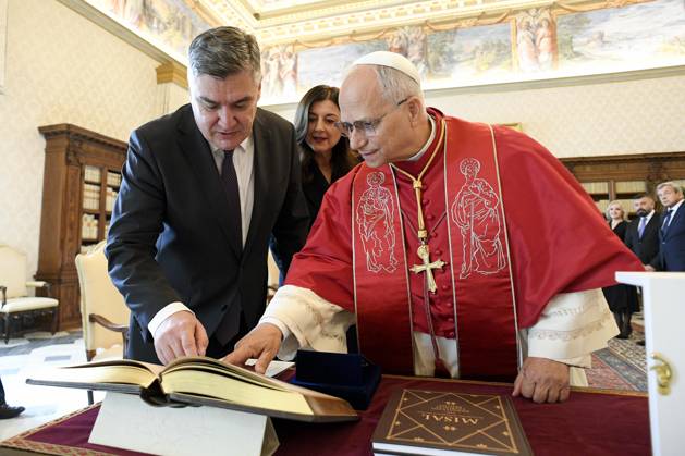 News Bilder des Tages ITALY - REL - POPE LEONE XIV RECEIVES IN PRIVATE AUDIENCE HIS EXCELLENCY MR. ZORAN MILANOVIC,PRESIDENT OF THE REPUBLIC OF CROATIA 2025 10 31 Italy, Rome, Vatican 2025 10 31 Pope Leon XIV receives in private audience His Excellency Mr. Zoran Milanovic, President of the Republic of Croatia EDITORIAL USE ONLY - NO BOOKS Copyright: xx