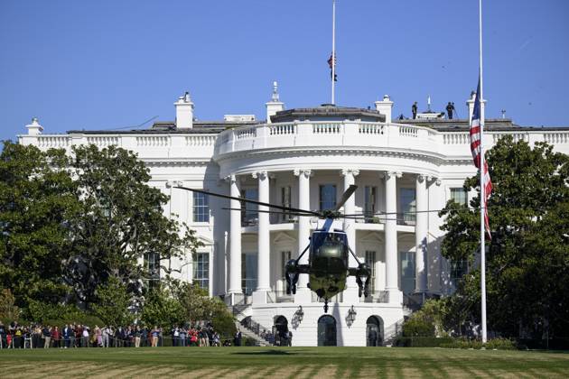 President Donald Trump departs the White House en route to Miami President Donald Trump departs the White House en route to Miami to deliver remarks at the America Business Forum, Wednesday, November 5, 2025., Credit:Daniel Torok Avalon Copyright: xDanielxTorokx xAvalonx 1050741236