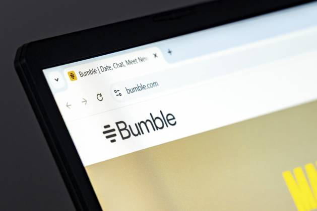 New York, USA 17. Dezember 2024: Die Homepage der Bumble Website wird auf dem Laptop Bildschirm mit Logo angezeigt. Beliebte Social Networking App zum Verabreden, Freunde finden und berufliches Networking New York, USA - December 17, 2024: Bumble website homepage displayed on laptop screen with logo. Popular social networking app for dating, making friends, and professional networking Copyright: imageBROKER MariaxKraynova ibxiqx15509513.jpg
