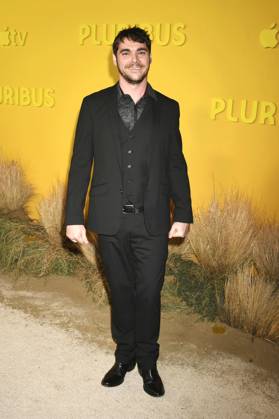 RJ Mitte at the premiere of the Apple TV series Pluribus Happiness is Contagious at the DGA Theater Complex Los Angeles, 04 11 2025 Foto:xJ.xMayerx xFuturexImagex pluribus_5113