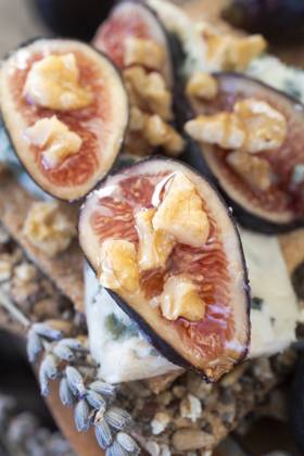 IMAGO Creative, Food, Tapas Toast with fig, blue cheese, honey, and walnuts A delightful toast topped with fresh fig slices, creamy blue cheese, drizzled honey, and crunchy walnuts, offering a perfect blend of sweet, savory, and nutty flavors. Model Released SylviePm_ID32027_1090214_003 Copyright: xSylviexPmx RECORD DATE NOT STATED