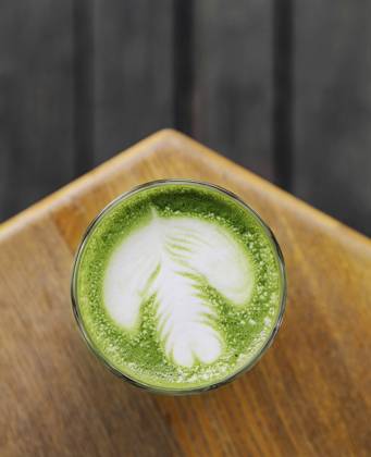 Food, Matcha Latte auf Holzuntergrund, Ansicht von oben Food, Matcha latte on wooden background top view Copyright: imageBROKER AntonxDobrea ibxiqx15522317.jpg