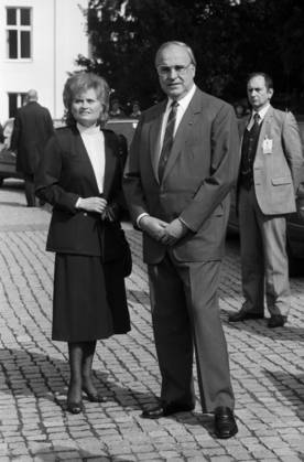 Federal Chancellor Helmut Kohl and its Wife Hannelore Kohl at official Appearance during of State visit from US President Ronald Reagan in the Federal Republic Germany, May 1985 Brühl North Rhine Westphalia Germany Copyright: xUnitedxArchivesx xSvenxSimonxArchives SVS_94010001459