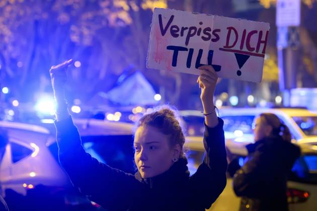 Demonstrators protest against the appearance of Rammstein frontman Till Lindemann in front of the Westfalenhalle Dortmund, 08 11 2025 NRW Germany Copyright: xSaschaxSchuermannx