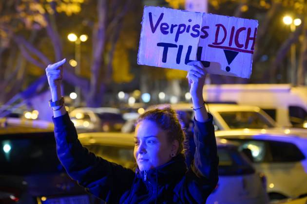 Demonstrators protest against the appearance of Rammstein frontman Till Lindemann in front of the Westfalenhalle Dortmund, 08 11 2025 NRW Germany Copyright: xSaschaxSchuermannx
