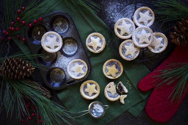 Fruit mince pies in festive holiday background setting. Fruit mince pies in festive holiday background setting. Copyright: xMilleflorexImagesx MIL271025-4 (2)