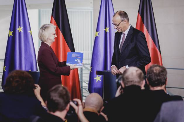 R L Friedrich Merz CDU , Federal Chancellor, and Monika Schnitzer, Chairwoman of the German Council of Economic Experts, at the presentation of the annual report of the German Council of Economic Experts to the Federal Chancellor in Berlin, 12 11 2025 Berlin Germany Copyright: xFlorianxGaertnerx