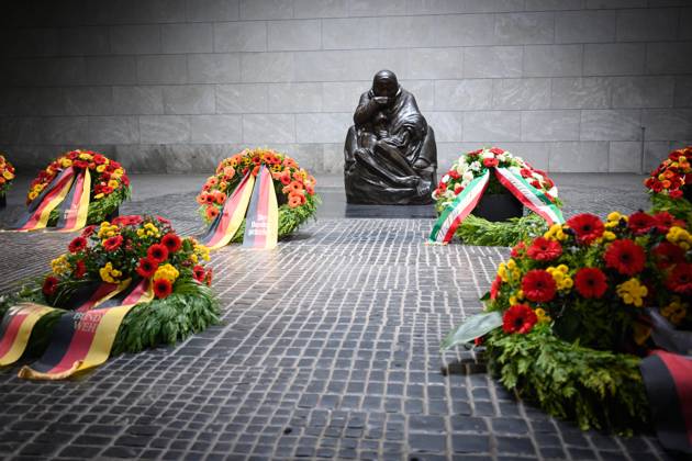 Berlin, Remembrance Day Wreath-laying ceremony on Remembrance Day at the Neue Wache The memorial wreaths on Remembrance Day on 16 11 2025 at the Neue Wache as a place of remembrance and commemoration of the victims of war and tyranny in Berlin Berlin Neue Wache Berlin Germany
