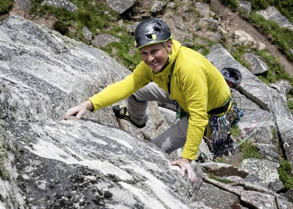 Climber ascending rocky mountain outdoors in Cornwall Bosigran model released, Symbolfoto, ALRF02185