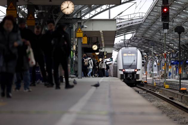 Impression of Cologne Central Station A Rhein Ruhr Xpress departs from Cologne Central Station From November 14 to 24, 2025, there will be a closure of Cologne Central Station due to extensive construction work Long-distance and regional trains will be diverted via Cologne Deutz during this period Theme image, symbolic image Cologne, 19 11 2025 NRW Germany Copyright: xChristophxHardtx