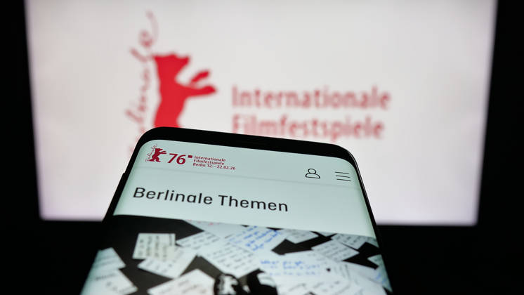 Photo illustration in Germany - 31 Oct 2025 In this photo illustration, a mobile phone with the website of Berlin International Film Festival Berlinale is seen on screen in front of logo. Germany Copyright: xTimonxSchneiderx xSOPAxImagesx TSCHNEIDER_57719 Berlin International Film Festival P6836857